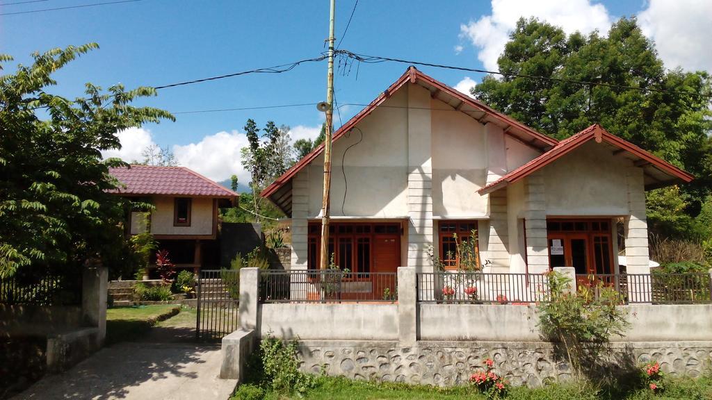 Radiya Guesthouse ซัมบาลัง ลาวัง ภายนอก รูปภาพ