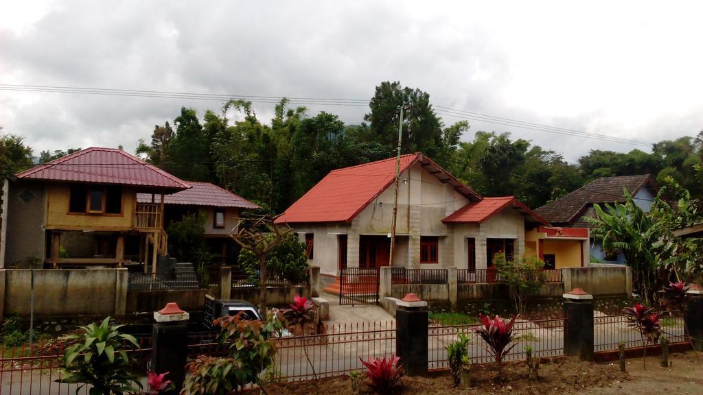 Radiya Guesthouse ซัมบาลัง ลาวัง ภายนอก รูปภาพ